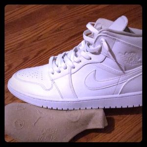 Air Jordan 1 triple white mids